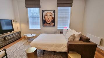 2 bedrooms, desk, iron/ironing board, travel cot