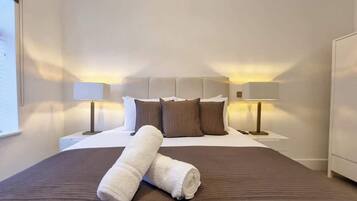 2 Schlafzimmer, Schreibtisch, Bügeleisen/Bügelbrett, Reisekinderbett