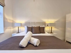 2 bedrooms, desk, iron/ironing board, travel cot - 2 Bed Altrincham Centre | 2 Bath | Sleeps 6 (Greater Manchester)