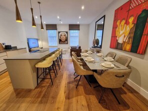 Dining - 2 Bed Altrincham Centre | 2 Bath | Sleeps 6 (Greater Manchester)