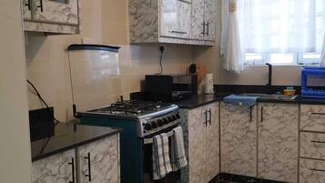 Frigorífico, microondas, horno y hervidor eléctrico