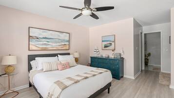 4 slaapkamers, een bureau, een strijkplank/strijkijzer, wifi