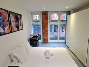 1 habitación, tabla de planchar con plancha, cuna de viaje y wifi 