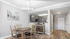 Condo Deluxe, 1 phòng ngủ, quang cảnh núi | Khu vực ăn uống tại phòng