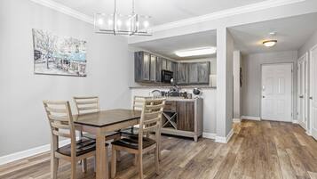 Deluxe Condo, 1 Bedroom, Mountain View | In-room dining