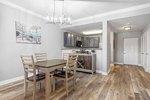 Condo Deluxe, 1 phòng ngủ, quang cảnh núi | Khu vực ăn uống tại phòng