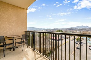 Deluxe Condo, 1 Bedroom, Mountain View | Balcony - Eagles Landing 1BR Heaven (Pigeon Forge)