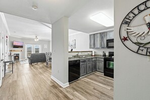 Apartamento Deluxe, 1 habitación, vistas a la montaña | Cocina privada | Frigorífico, microondas, horno y placa de cocina