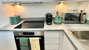 Kaffetrakter/tekoker, kjøleskap, mikrobølgeovn og ovn