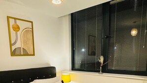 1 soverom, skrivebord, strykejern/-brett og reiseseng for barn