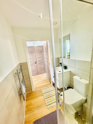 Shower, hair dryer, towels, soap - Free Parking Old Trafford Flat By City SuperHost (Manchester)