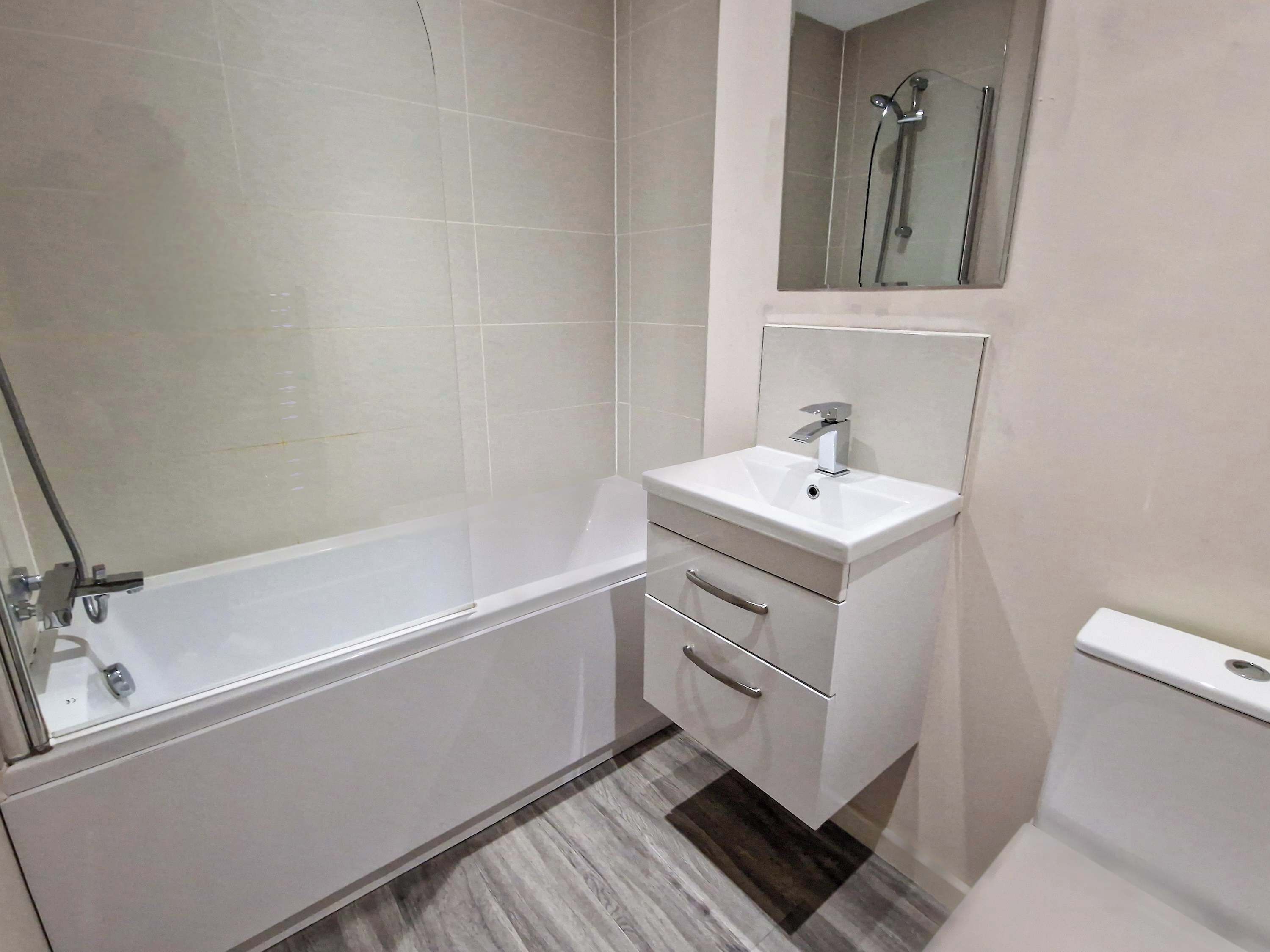 Une salle de bain avec une baignoire, un lavabo et des toilettes.