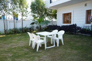 Outdoor dining - Sudhir Resort – Scenic Getaway in Uttarakhand for Stays, Parties & Events (Vijay Nagar)