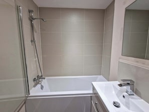 Ducha, secador de pelo, toallas, shampoo