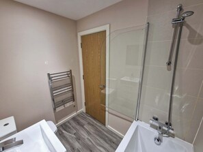 Shower, hair dryer, towels, shampoo - 1 Bed Media City Flat | Free Parking (Manchester)