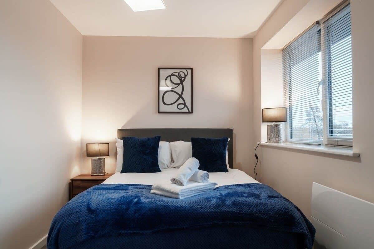 1 chambre, bureau, fer et planche à repasser, lit parapluie