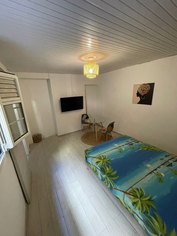 1 habitación, tabla de planchar con plancha, wifi y ropa de cama 