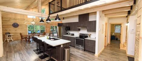 Mikrobølgeovn, oppvaskmaskin, høy barnestol og kjøkkenutstyr