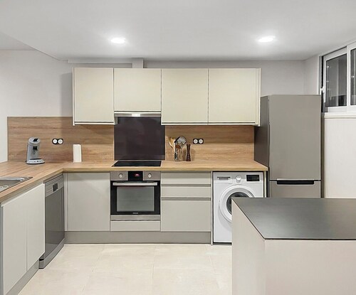 Evasion d'Affaire, très Chic! Near Paris, Parking