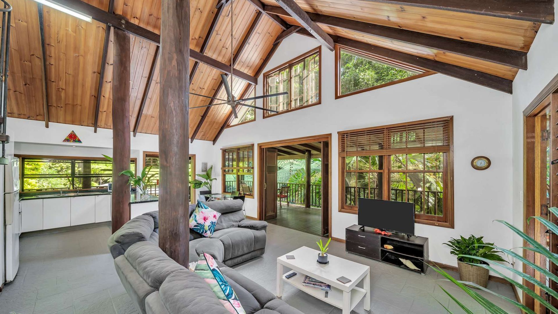 Fernseher, DVD-Player, Arbeitsbereiche