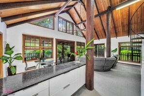 Televisión, reproductor de DVD y oficina 