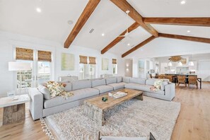 Smart TV, chimenea, mesa de ping pong, libros