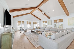 Smart TV, chimenea, mesa de ping pong, libros