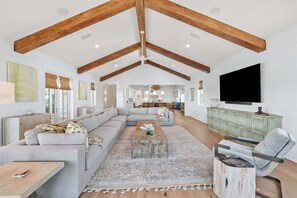 Smart TV, chimenea, mesa de ping pong, libros