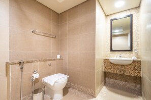 Shower, hair dryer, towels, soap - City-Centered 1BR, Minutes to Metro and Key Attractions, Sky Gardens, DIFC (Dubai)