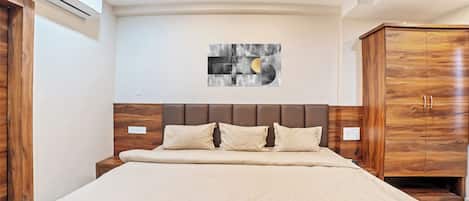 Escritorio, wifi gratis y ropa de cama