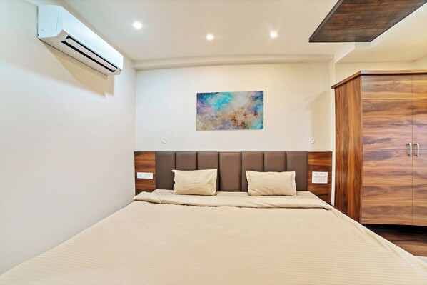 Deluxe Room | Desk, free WiFi, bed sheets