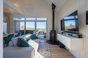 TV, fireplace, stereo