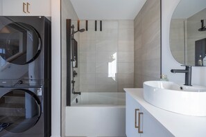 Douche, sèche-cheveux, serviettes fournies