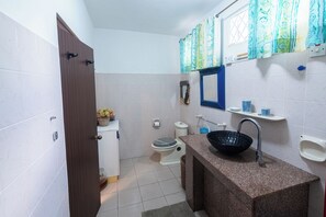 Douche, serviettes fournies, papier toilette