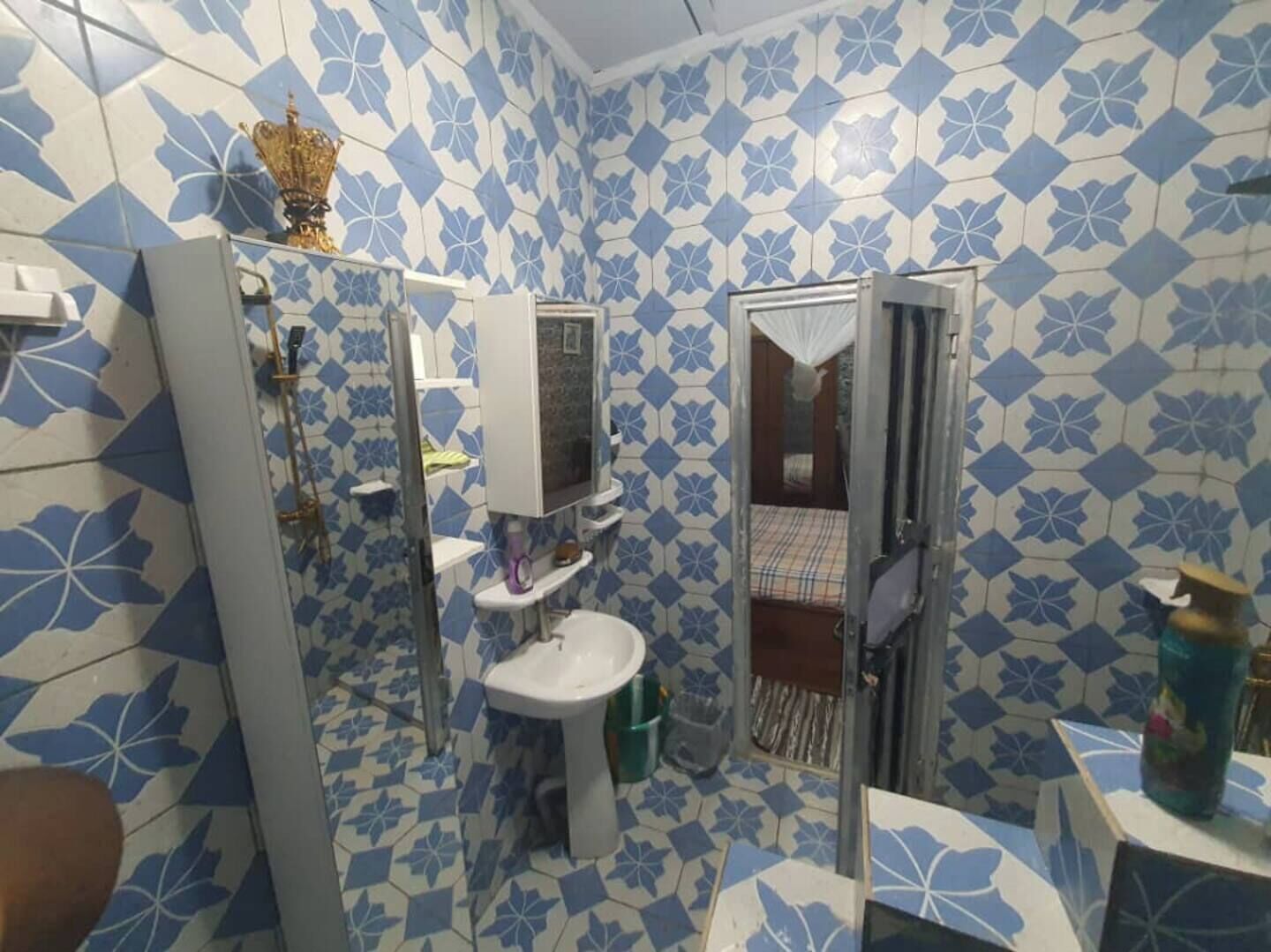 Ducha, secador de pelo, bidé y toallas