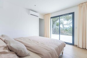 3 habitaciones, tabla de planchar con plancha, wifi y ropa de cama
