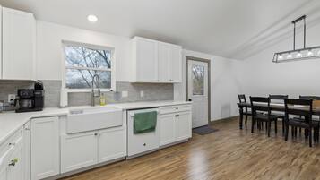 Rumah, 5 kamar tidur | Dapur pribadi | Lemari es, oven, mesin pembuat kopi/teh, dan pemanggang roti