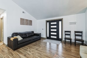 House, 5 Bedrooms | Living area | Smart TV, streaming services