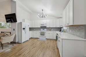 House, 5 Bedrooms | Private kitchen | Fridge, oven, coffee/tea maker, toaster - Lost Ridge Retreat 5 Bedroom Home (Eureka Springs)