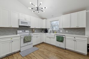 Private kitchen - Lost Ridge Retreat 5 Bedroom Home (Eureka Springs)