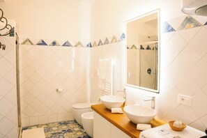 Shower, hair dryer, bidet, towels - Bluemoon House Praiano (Praiano)