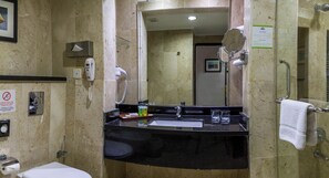 Een douche, een haardroger, handdoeken, zeep