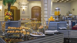 Un bufé con diversas opciones de comida y un letrero que dice "Grand Ballroom".