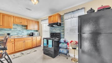 House, 3 Bedrooms | Private kitchen | Fridge, oven, coffee/tea maker