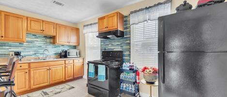 Maison, 3 chambres | Cuisine privée | Réfrigérateur, un four, cafetiÚre-théiÚre