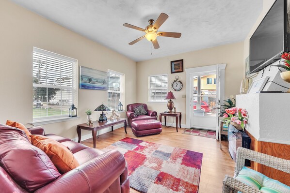 House, 3 Bedrooms | Living area | Smart TV - Charming Coastal Retreat In Bay St Louis 3 Bedroom Home (Bay St Louis)