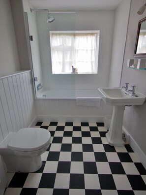 Shower, hair dryer, towels, soap - Luxury 3 bed Dorset cottage in Re-wilding area (Beaminster)