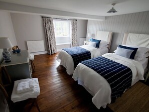 3 bedrooms, iron/ironing board, WiFi, bed sheets - Luxury 3 bed Dorset cottage in Re-wilding area (Beaminster)