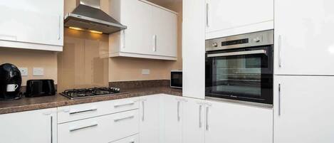 Frigorífico, microondas, horno y placa de cocina