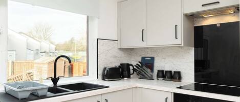 冷蔵庫、電子レンジ、オーブン、コンロ